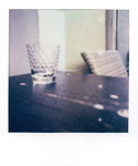 Glas und schwarze Tischplatte Regentropfen und Rückenlehne von einem Stuhl Polaroidfoto Colro i-Type Film Sofortbild Sofortbildfotografie quadratisches Format