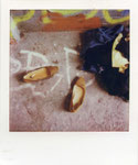 Polaroidfoto Colro i-Type FiDamenschuhe Kleidung Zigarrettenstummel Farbfotografie von oben lm Sofortbild Sofortbildfotografie quadratisches Format