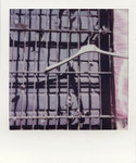 Kleiderbügel in Hamburg Altona Polaroidfoto Colro i-Type Film Sofortbild Sofortbildfotografie quadratisches Format