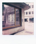 Straßenecke mit Durchblick durch Fenster Hamburg Innenstadt Polaroidfoto Colro i-Type Film Sofortbild Sofortbildfotografie quadratisches Format