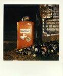 Rot lackierter Mülleimer in Hamburg Övelgönne am Strand mit viele leeren Bierflaschen Blitzlichtaufnahme starke Kontraste und Farben Polaroidfoto Colro i-Type Film Sofortbild Sofortbildfotografie quadratisches Format