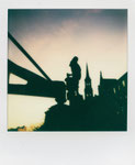 Polaroidfoto Colro i-Type FiStatue Brücke Hamburger Hafen nach Sonnenuntergang lm Sofortbild Sofortbildfotografie quadratisches Format