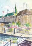 Blick auf den Jungfernstieg in Hamburg Innenstadt Sonnenschirme Binnenalster Rathausturm Fahnen Häuser Kupferdach Hochformat A5 Aquarellfarbe