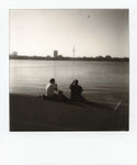 Polaroidfoto B&W i-Type Fizwei Männer am Ufer der Außenalster sitzend Hamburg Alster Schwarzsweißfoto lm Sofortbild Sofortbildfotografie quadratisches Format