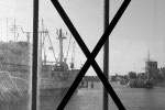 Kreuz, Durchblick von der Überseebrücke in den Hamburger Hafen, Fotografie, schwarzweiß, Enno Franzius