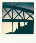 Brücke Hamburger Hafen nach Sonnenuntergang Polaroidfoto Colro i-Type Film Sofortbild Sofortbildfotografie quadratisches Format
