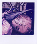 Polaroidfoto Colro i-Type FiRegenschiem Fahrrad Müllbeutel rosa violett schwarz dunkelgrau lm Sofortbild Sofortbildfotografie quadratisches Format