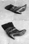 Zwei Stiefel in der Langen Reihe Hamburg, Foto, schwarzweiß, Enno Franzius