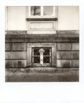 Fenster im Sockel des Museums für Kunst und Gewerbe mit dem Schild "Nicht vor dem Fenster parkten" Schwarzweißfoto Polaroidfoto B&W i-Type Film Sofortbild Sofortbildfotografie quadratisches Format