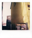 Gelbe Häuserwand mit Durchblick, Polaroid Color i-Type Film