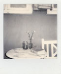 Blumen in Vase und Buch Övelgönne Hamburg Altona Schwarzweißfoto Polaroidfoto B&W i-Type Film Sofortbild Sofortbildfotografie quadratisches Format