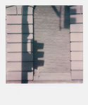 Schattenwurf von einer Verkehrsampel auf eine Häuserwand und ein verputztes Fenster Polaroidfoto Colro i-Type Film Sofortbild Sofortbildfotografie quadratisches Format