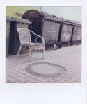 Korbstuhl Müllkontainer Schanzengegend Hamburg Polaroidfoto Colro i-Type Film Sofortbild Sofortbildfotografie quadratisches Format