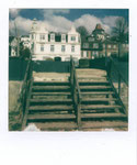 Hotel am Strand von Blankenese weißes Haus Gebäude Holztreppen Holztreppe Polaroidfoto Colro i-Type Film Sofortbild Sofortbildfotografie quadratisches Format