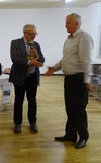 Erwin Sedlmeier reçoit sa récompense pour le "Best in show" des Boulants Brunner à marques