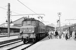 Paris-Austerlitz. Locomotive 2D2 5505. Express 21/1071 à destination de Tours et Vierzon. Cliché Jacques Bazin. 04-09-1954