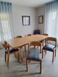 Table de salle à manger en chêne, fauteuils avec assise capitonnée 