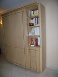 meuble en frêne avec incrustation de noyer