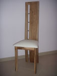 chaise en noyer contemporain assise en skaï blanc