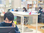 電話対応する開発員