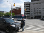 Ich musste die NYPD Jacke anziehen.....im Hintergrund das alte Stadium, das abgerissen wird
