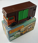 Matchbox 40B Horse Box / orange / Aufbau schokoladen / Tür grün / Bodenplatte unbemalt / Räder schwarz