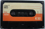 ORWO Kassette K90 schwarz / Fenster schmal mit 2 Stegen / Aufkleber orangerot ORWO Logo schwarz links oben / mit low noise