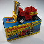 15B Fork Lift Truck 3. Casting / rot / Aufkleber Lansing Bagnall / Mast unbemalt / Gabel gelb / Bodenplatte schwarz