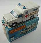Matchbox 41C Chevrolet Ambulance / weiß / Aufkleber rotes Kreuz - Ambulance / Verglasung blau / Heckklappe weiß / Einrichtung grau