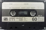 Kassette ORWO CrExtra II K60 (Premnitz) / Gehäuse schwarz Oberfläche geriffelt / 4-fach Verschraubung / 3 zeiliger Aufdruck