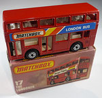 17C The Londoner Matchbox London Bus / rot / Bodenplatte Plaste gekörnt