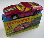 Matchbox 32B Maserati Bora lilametallic / "8" Aufkleber / Bodenplatte hellgrün