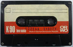 ORWO Kassette K90 schwarz Fenster schmal mit 2 Stegen / Aufkleber orangerot ORWO Logo weiß rechts unten / mit low noise
