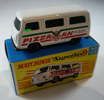 23A VW Camper weiß / Radkappen schwarz 