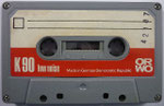 ORWO Kassette K90 grau Fenster schmal / Aufkleber orangerot ORWO Logo weiß rechts unten / mit low noise