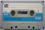 ORWO Kassette K60 hellgrau / Fenster schmal / Aufkleber hellblau ORWO Logo schwarz links oben / mit low noise