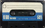 ORWO Kassette K60 schwarz / Fenster schmal mit 2 Stegen / Aufkleber dunkelblau ORWO Logo weiß rechts unten / mit low noise