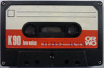 ORWO Kassette K90 schwarz / Fenster schmal / Aufkleber orangerot ORWO Logo weiß rechts unten / mit low noise