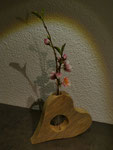 Vase in Altholz mit Glaseinsatz