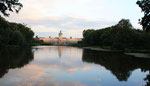 Spiegelung -  das Schloss, Bäume am Ufer des See und Wolken sind im See im Schlosspark Charlottenburg zu sehen. Foto: Helga Karl