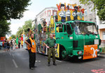 "Wir sind Neukölln". Fahrer und Polizist neben dem Wagen, Karneval der Kulturen Berlin 2011. Foto: Helga Karl