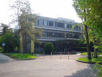 Haupteingang Büro- und Laborgebäude