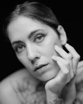 Fine Art Portraitfotografie – Frau im Studio Moabit