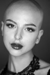 Professioneller Headshot einer angehenden Schauspielerin – Berlin