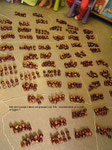 10 groepjes van 10 kastanjes....dat is 100 !  We telden 1047 kastanjes.
