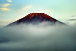 雲の切れ目から見える富士