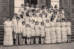 1978 / Mädchenchor der August-Hermann-Francke-Schule vor dem Löwengebäude der Martin-Luther-Universität Halle-Wittenberg / Foto: Fotokino Krütgen - Ziegler / Schütze