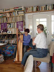 2012 / Bettina Kallausch, Dorothea Köhler (mit Böhmischer Harfe) - Vorbereitung der 33. Kunst-Stunde "Ein Lied aus Stille ... Töne - Obertöne - Klangwelten" /  Foto: privat