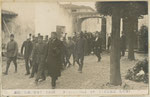 Entrée du cortège dans la cour de la maison des Aïeules (St Pierre d'Oléron)