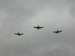 Hommage est rendu par trois "Robin" volant en patrouille, de l'aéroclub Colonel Demozay-Morlaix
